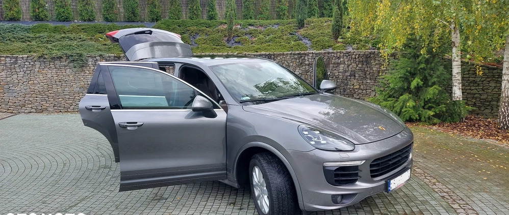 Porsche Cayenne cena 165000 przebieg: 182000, rok produkcji 2015 z Międzychód małe 667